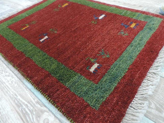 ギャッベ ギャベ 手織り ギャッベの本場(イラン シラーズ産)座布団サイズ:64cmx43cm カーペット 絨毯【本物保証】