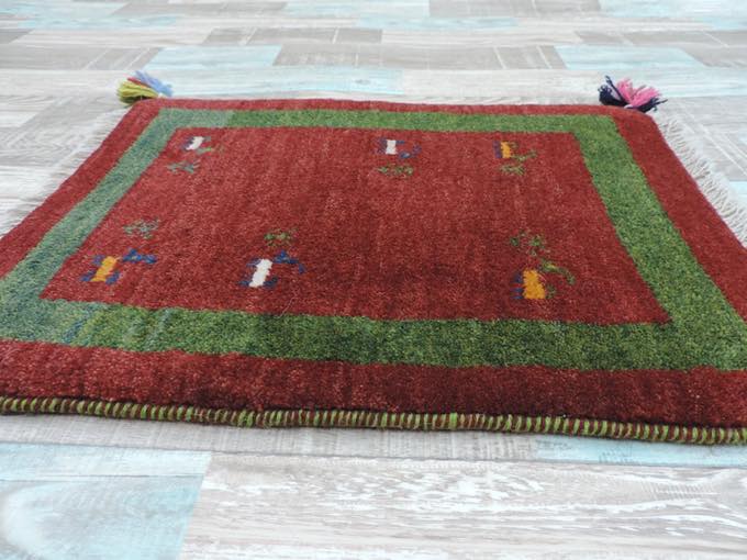 ギャッベ ギャベ 手織り ギャッベの本場(イラン シラーズ産)座布団サイズ:64cmx43cm カーペット 絨毯【本物保証】