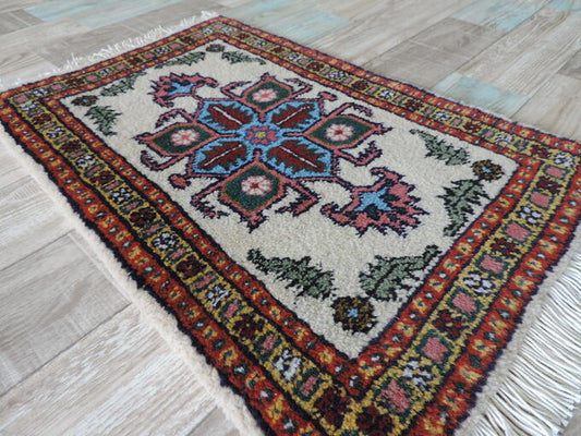 ペルシャ絨毯 カーペット ラグ ウール100% 手織り 高級 ペルシャ絨毯の本場 イランアゼルバイジャン アルダビル産 玄関マットサイズ 58cm×37cm 【本物保証/直輸入】