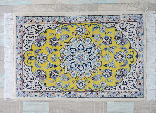 ペルシャ絨毯 カーペット 玄関マット ウール&シルク 手織り 高級 ペルシャ絨毯の本場 イラン ナイン産 93cm×64cm【本物保証/直輸入】