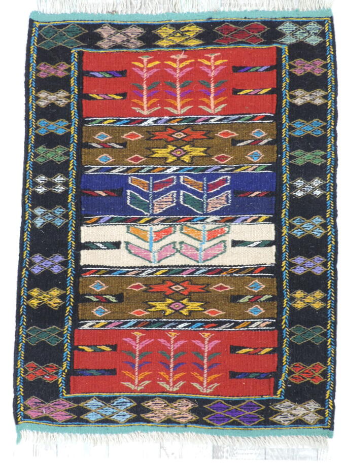 キリム 手織り ペルシャキリム ウール製 イラン 刺繡入りキリム グーチャン産 玄関マットサイズ104cmx63cm 滑り止めマット付【本物保証/直輸入】