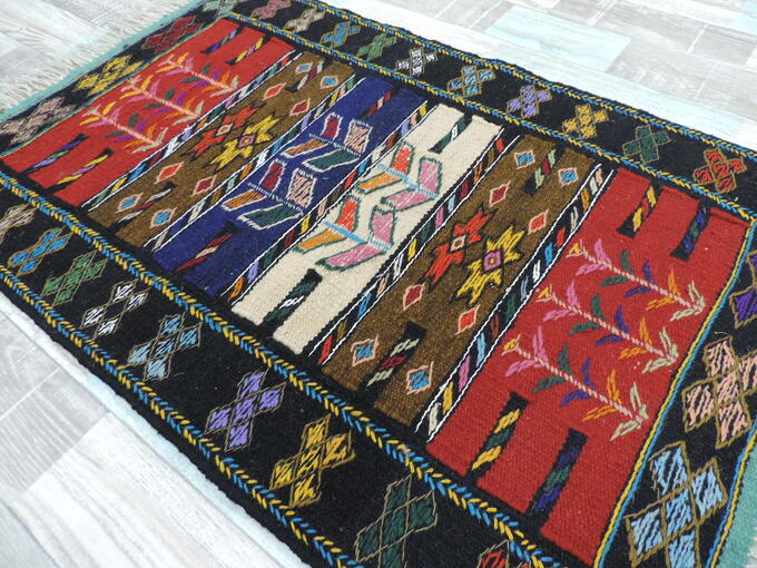キリム 手織り ペルシャキリム ウール製 イラン 刺繡入りキリム グーチャン産 玄関マットサイズ104cmx63cm 滑り止めマット付【本物保証/直輸入】