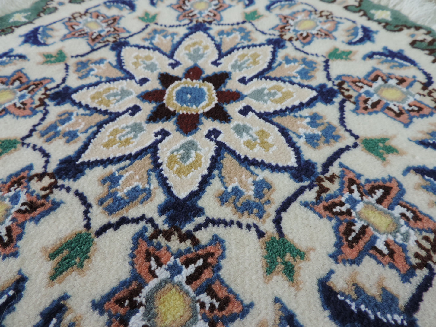 ペルシャ絨毯 愛らしいミニ丸形 ウール100％ 手織り ペルシャ絨毯の本場 イラン ナイン産チェアーマット玄関マットなどに、サイズ 43cm×43cm【本物保証/直輸入】