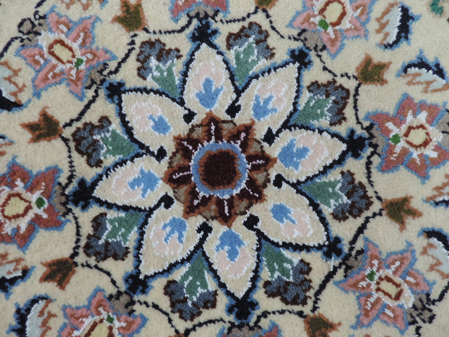 ペルシャ絨毯 愛らしいミニ丸形 ウール100％ 手織り ペルシャ絨毯の本場 イラン ナイン産チェアーマット玄関マットなどに、サイズ 44cm×44cm【本物保証/直輸入】