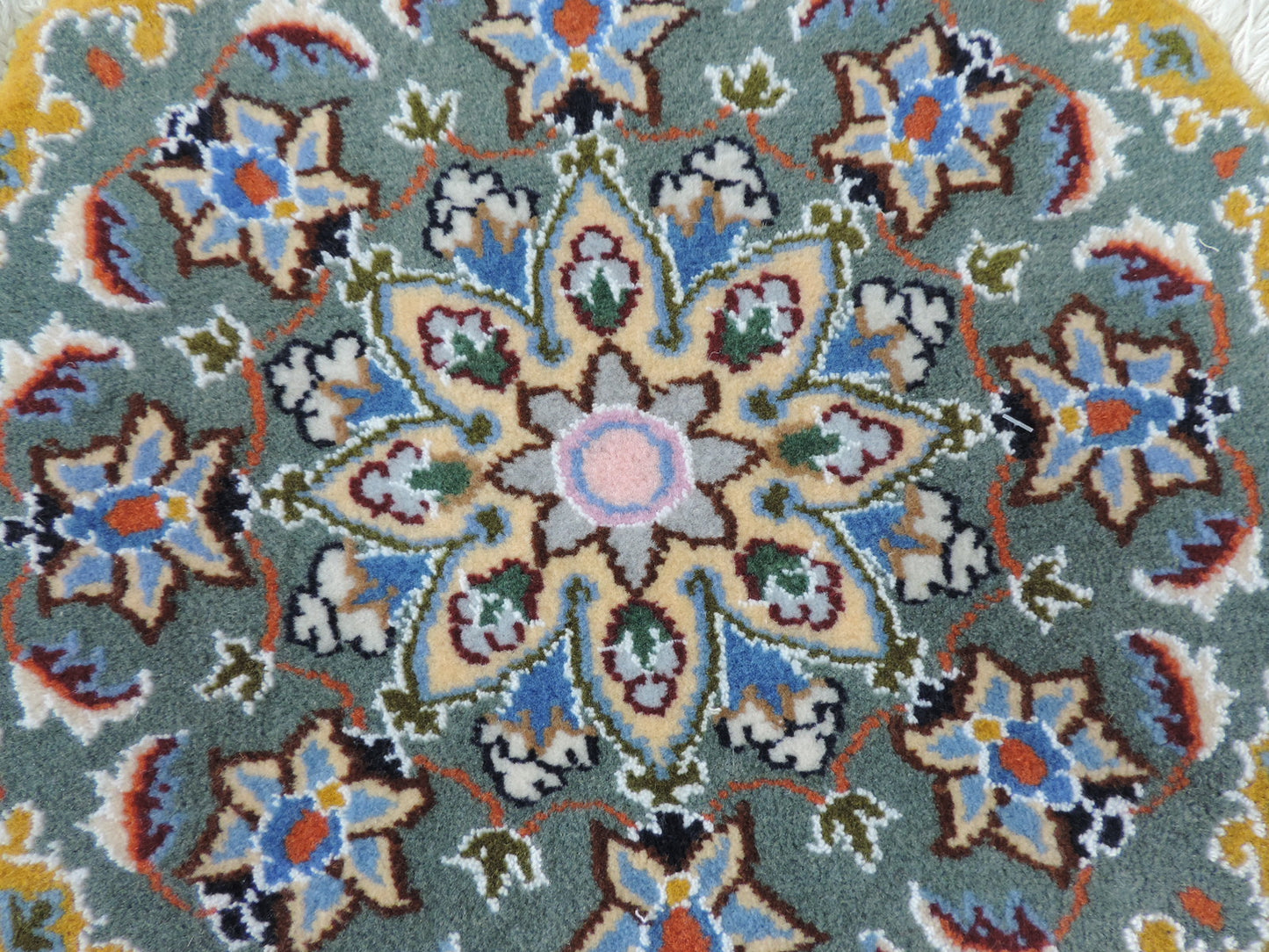 ペルシャ絨毯 愛らしいミニ丸形 ウール100％ 手織り ペルシャ絨毯の本場 イラン ナイン産チェアーマット玄関マットなどに、サイズ 43cm×43cm【本物保証/直輸入】