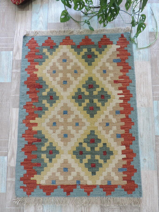 手織りウール100％ ペルシャ シラーズ産 カシュカイリバーシブルキリム<br />玄関マットサイズ：66cmｘ97cm【送料無料】