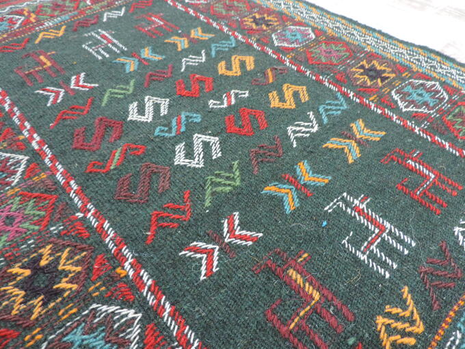 キリム 手織り ペルシャキリム ウール製 イラン　刺繍入りキリム グーチャン産 ラグ 敷物 玄関マットサイズ 104cmｘ66cm 【本物保証/直輸入】