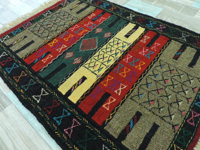 キリム 手織り ペルシャキリム ウール製 イラン 刺繍入りキリム グーチャン産 ラグ 敷物 玄関マットサイズ 98cmｘ68cm 【本物保証/直輸入】